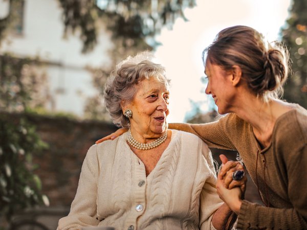 Ältere Dame im Gespräch mit einer jungen Frau