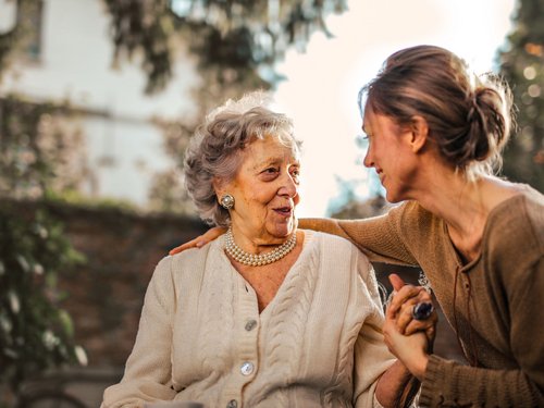 Ältere Dame im Gespräch mit einer jungen Frau