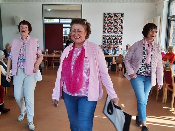 Drei Frauen präsentieren Mode
