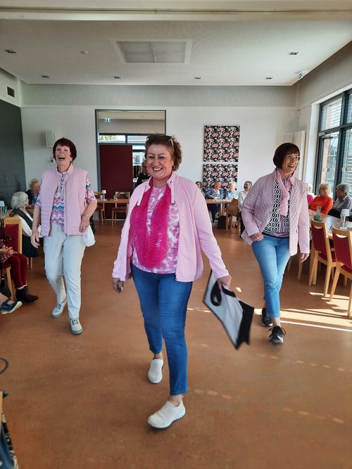 Drei Frauen präsentieren Mode