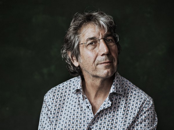 Sitzender Mann mit Schlagzeugstöcken in der Hand