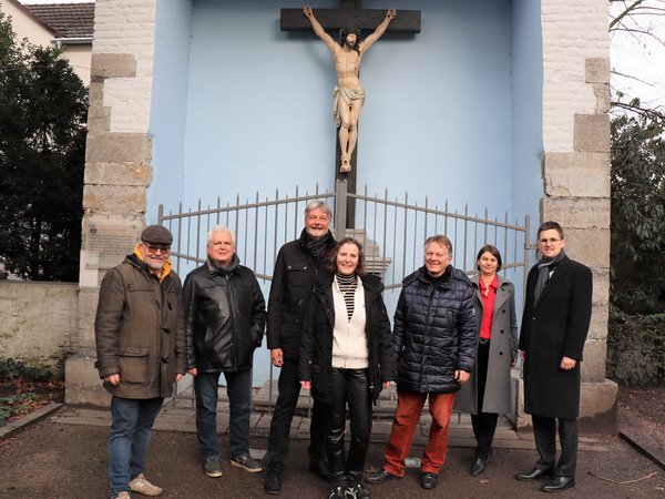 Mehrere Personen vor dem neu hergerichteten Portikus.  