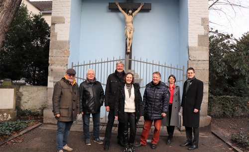 Mehrere Personen vor dem neu hergerichteten Portikus.  