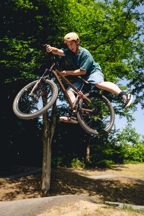 Biker beim Sprung