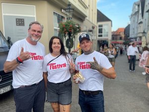 Drei Personen tragen ein weißes T-Shirt mit der Aufschrift "Ratingen Festival".