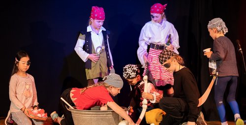 Kinder als Piraten verkleidet auf der Bühne