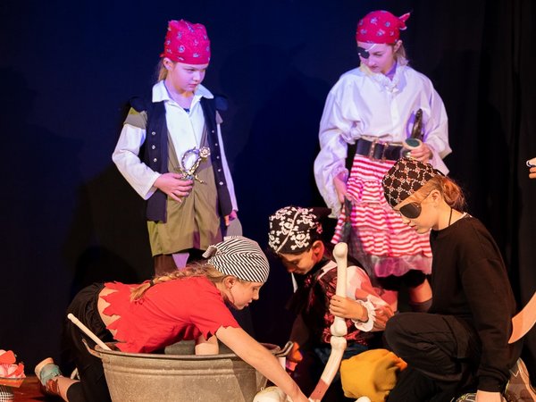 Kinder als Piraten verkleidet auf der Bühne