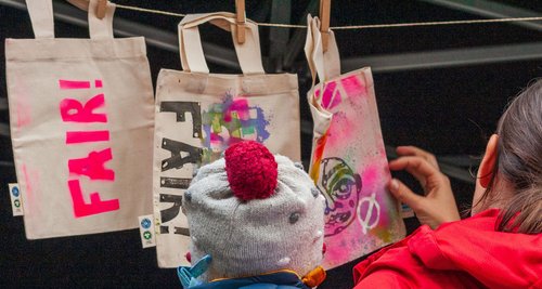 Stofftaschen mit der Aufschrift "Fair"