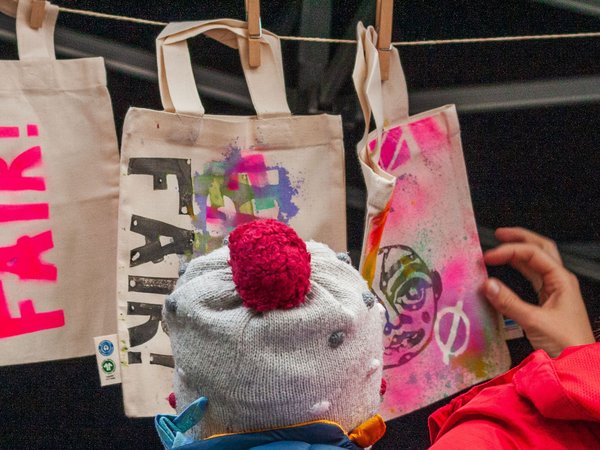 Stofftaschen mit der Aufschrift "Fair"