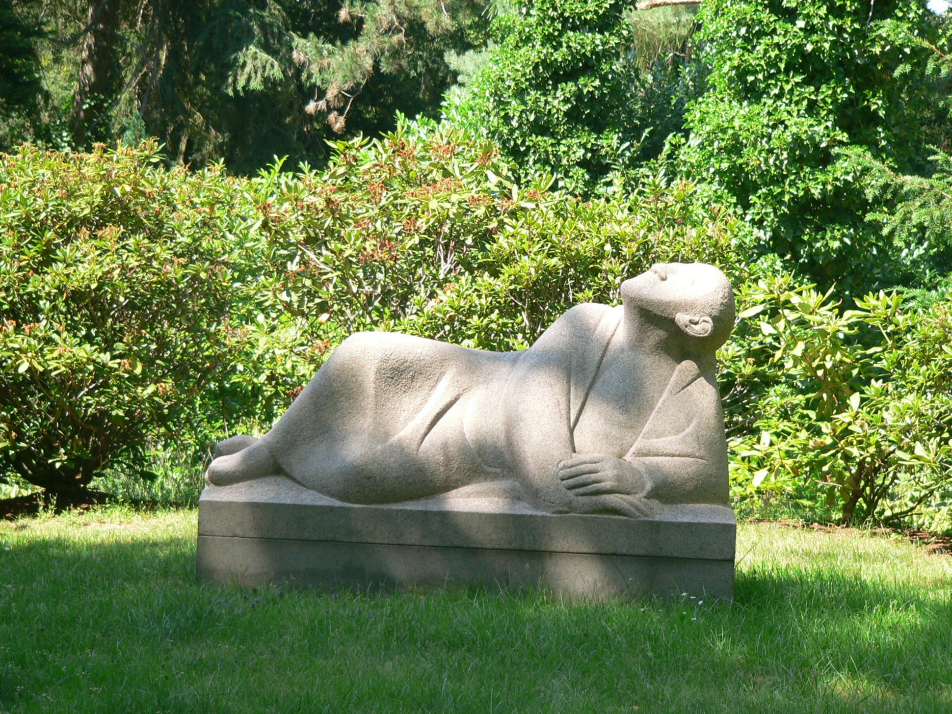 Staue einer liegenden Person, die den Blick in den Himmel richtet