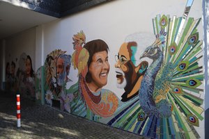 Kunstwerk am Durchgang zum alten Steinhaus bestehend aus Mosaik, Graffit und Gemaltem