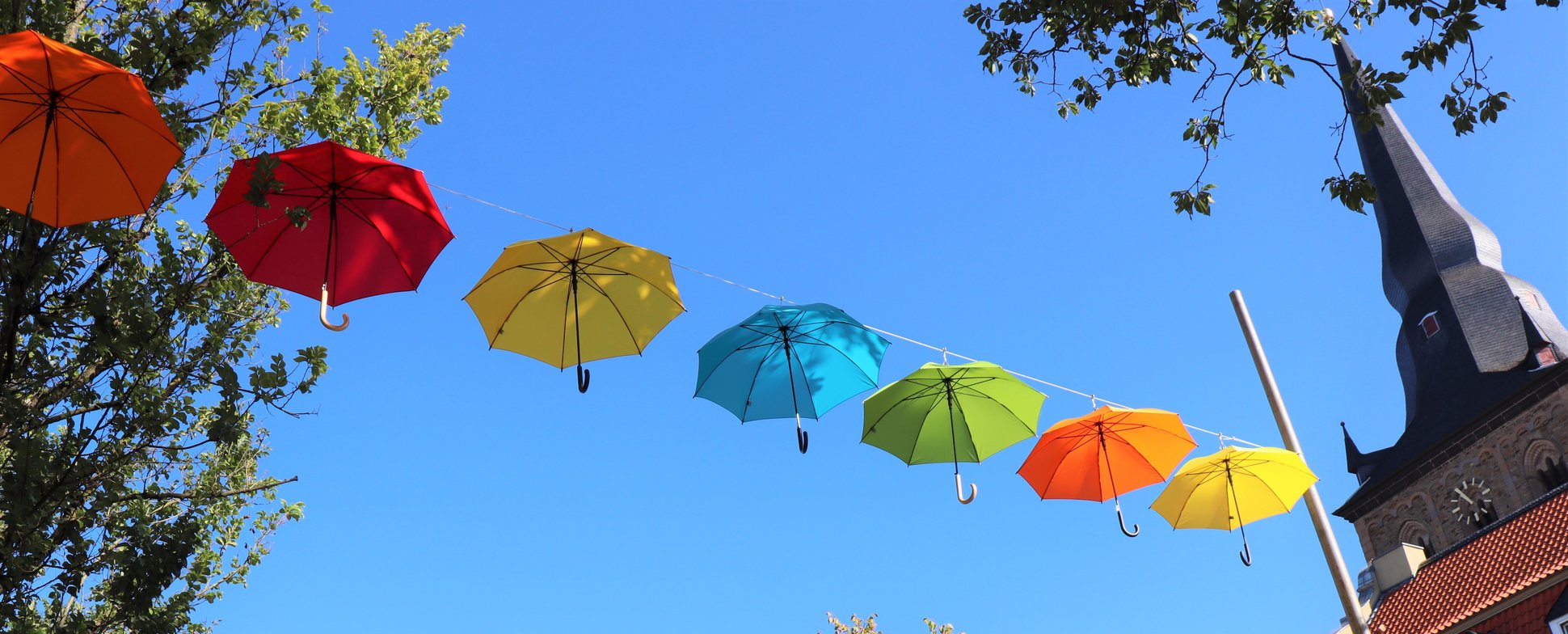 Bunte Schirme als Dekoration über Ratinger Marktplatz zu RTDN.