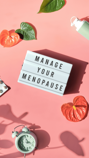 Man sieht vor rosa Hintergrund einen Wecker, eine Trinkflasche, ein paar Blätter und den Schriftzug "Manage your Menopause"