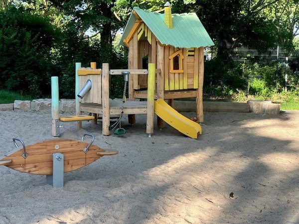Spielhäuschen auf einem Spielplatz