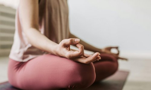 Frau in Meditationshaltung