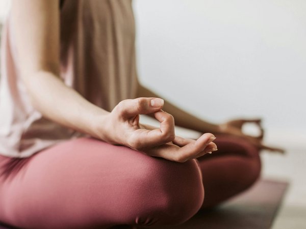 Frau in Meditationshaltung