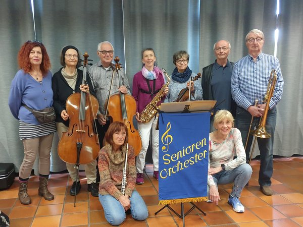 Zehn Musiker fortgeschrittenen Alters mit ihren Instrumenten