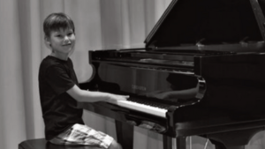 Ein Kind am Klavier