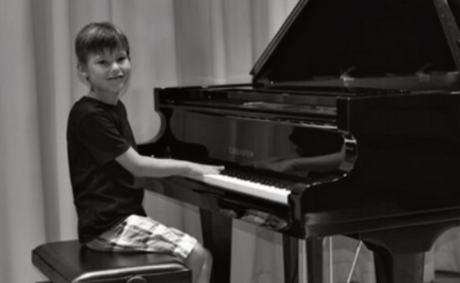Ein Kind am Klavier