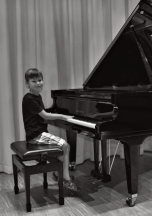 Ein Kind am Klavier