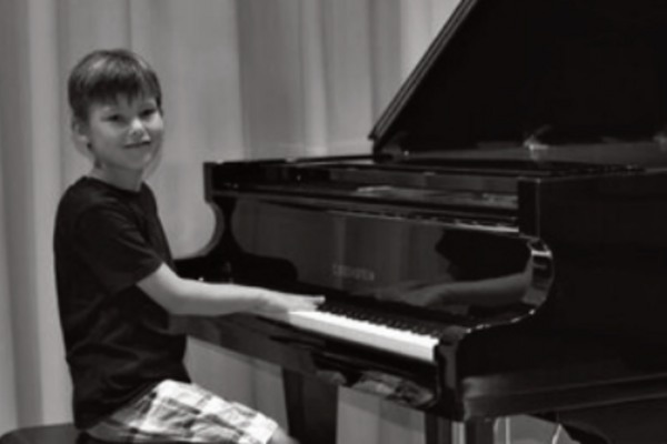 Ein Kind am Klavier