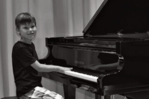 Ein Kind am Klavier