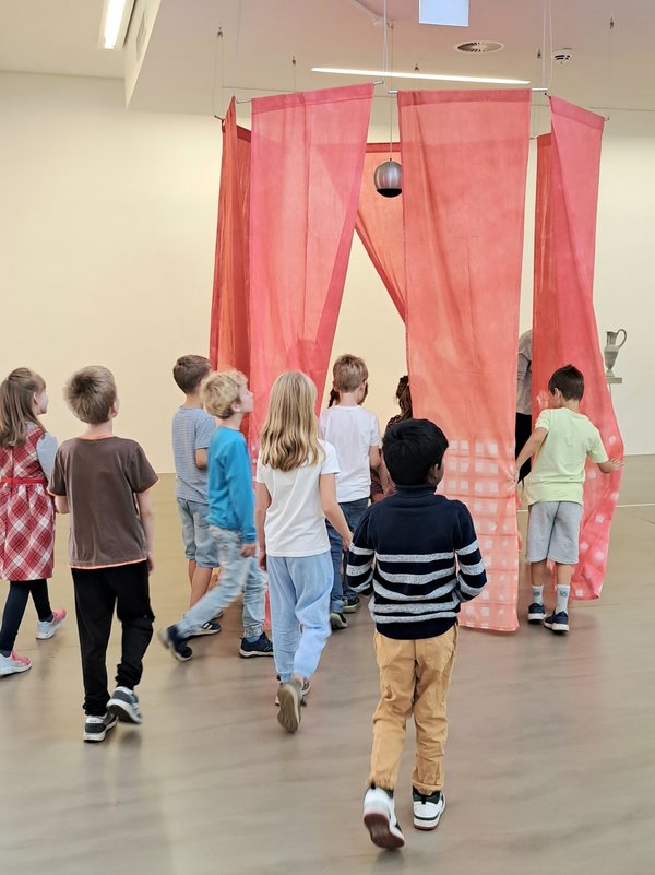 Kinder im Museum