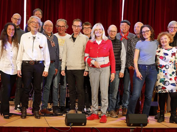 Personengruppe auf einer Bühne 