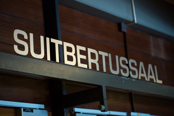 Schriftzug Suitbertussaal 