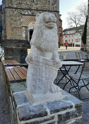 Foto zeigt Replik der Löwenskulptur auf einer Mauer