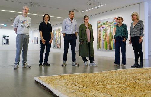 Mehrere Personen im Ausstellungsraum
