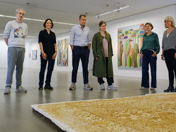 Mehrere Personen im Ausstellungsraum