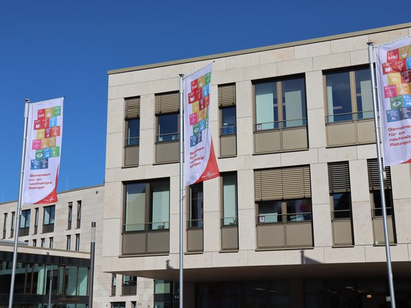 Drei Fahnen wehen vor dem Rathaus 