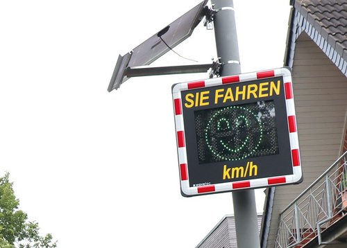 Geschwindigkeitsanzeiger mit grünem Smiley