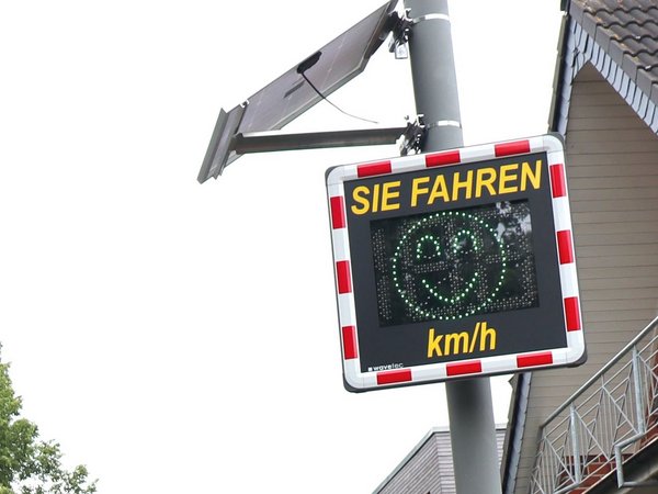 Geschwindigkeitsanzeiger mit grünem Smiley