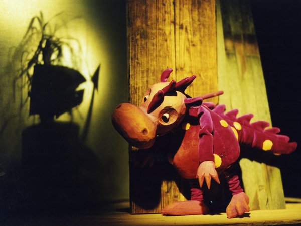 Puppenspielszene mit einem Drachen 