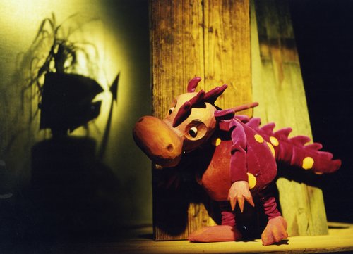 Puppenspielszene mit einem Drachen 