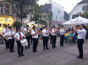 Ein Spielmannszug spielt am Schützentag Musik für Bürgerinnen und Bürger.