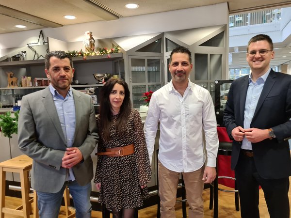 Vier Personen vor einer Theke