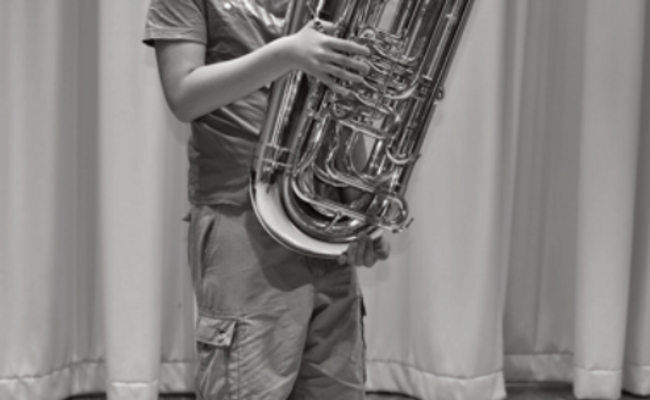 Kind mit Tuba