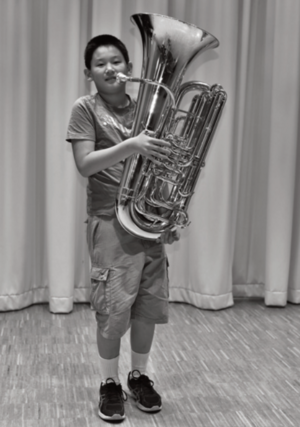 Kind mit Tuba