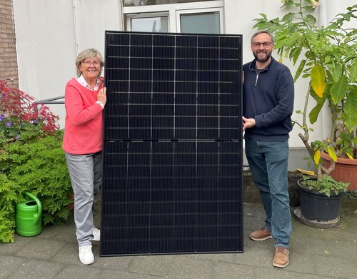 Frau und Mann mit einem Solarmodul