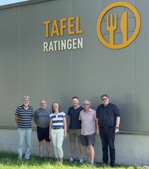 Man sieht die Personen des neuen Vorstandes der TAFEL Ratingen e.V. vor dem Gebäude der TAFEL.
