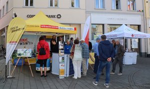 Einige Menschen informieren sich in Ratingen am Stand der Verbraucherzentrale und des Klimaschutzmanagements der Stadt Ratingen.
