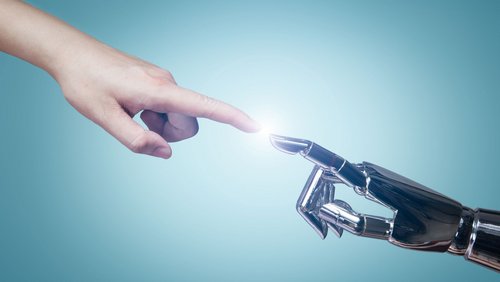 Mensch und Roboter berühren sich am Finger