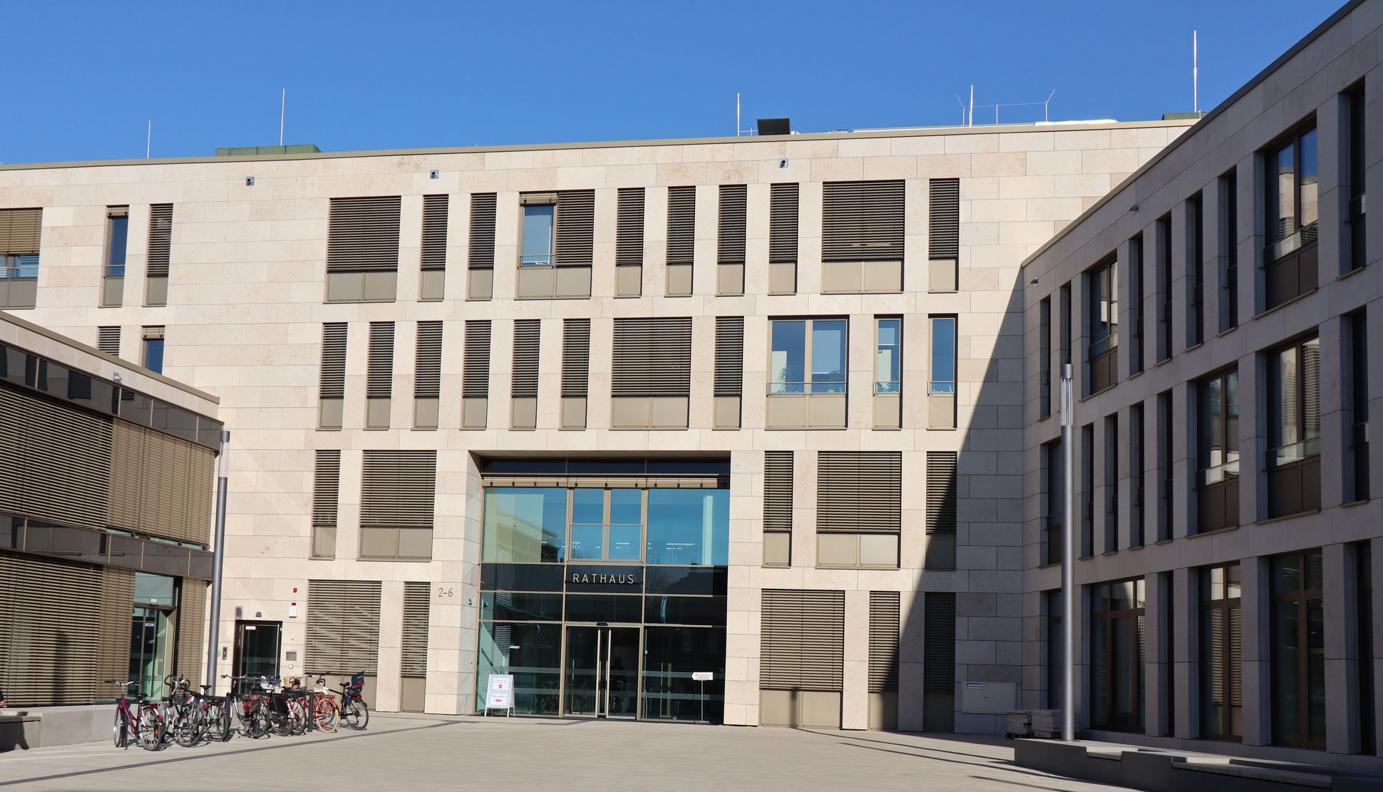 Außenansicht des Ratinger Rathauses mit Vorplatz.