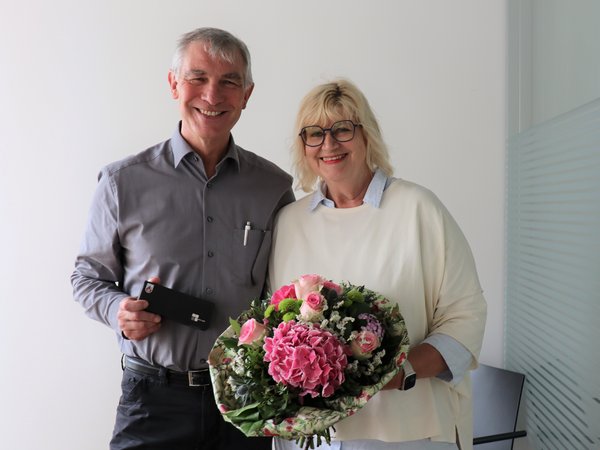 Bürgermeister und Frau mit Blumenstrauß