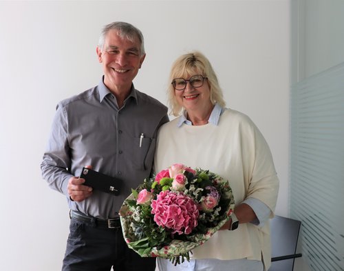 Bürgermeister und Frau mit Blumenstrauß