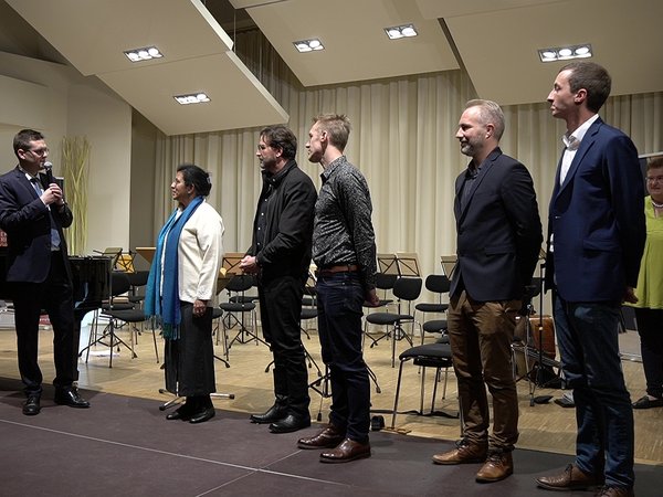 Mehrere Personen stehen nebeneinander auf einer Bühne 