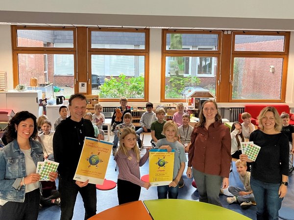 Gruppenbild mit Kindern und Erwachsenen